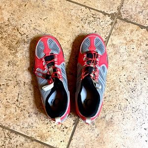 Women’s bike shoes/coral and gray.